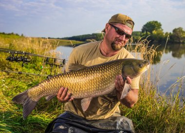 Sazan balıkçılık kupa ile mutlu fener. Amur (çim sazan). Balık tro
