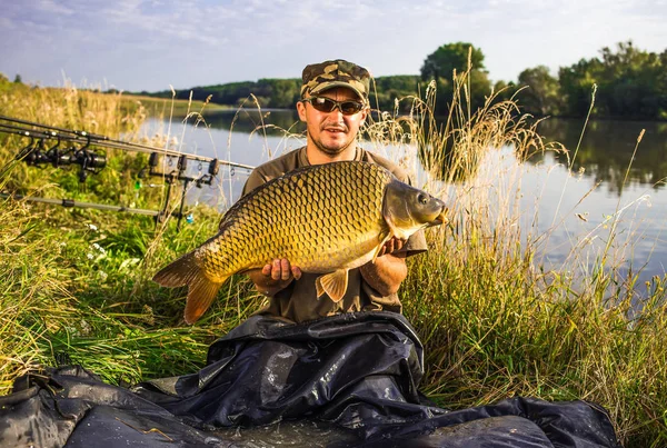 Heureux pêcheur avec trophée de pêche à la carpe. — Photo