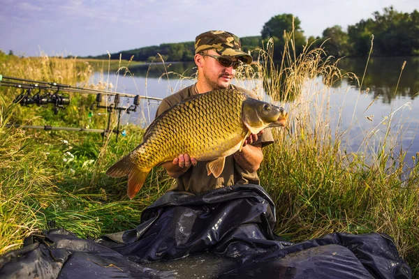 Heureux pêcheur avec trophée de pêche à la carpe. — Photo