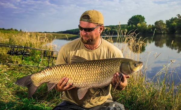 Sazan balıkçılık kupa ile mutlu fener. Amur (çim sazan). Balık tro