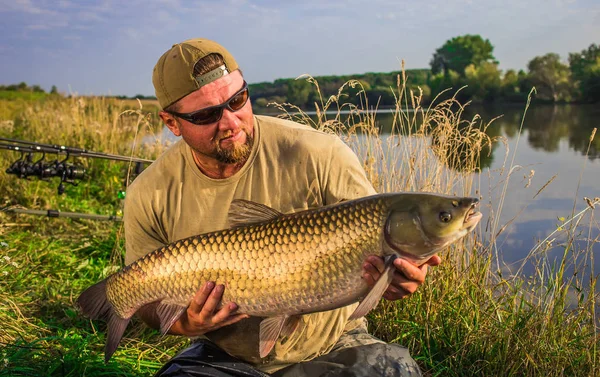 Heureux pêcheur à la carpe trophy.Amur (carpe d'herbe) .Fish tro — Photo