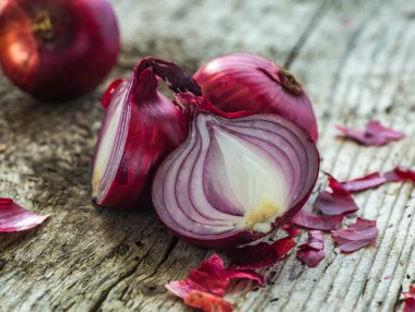 Kırsal ağaçta kırmızı soğan