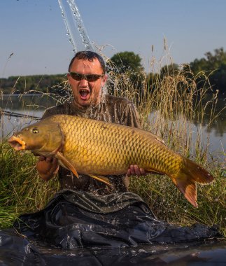 Sazan balıkçılık kupa ile mutlu fener
