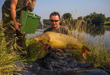 Sazan balıkçılık kupa ile mutlu fener