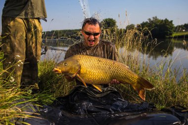 Sazan balıkçılık kupa ile mutlu fener