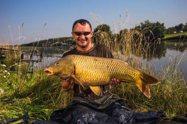 Sazan balıkçılık kupa ile mutlu fener