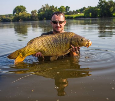 Sazan balıkçılık kupa ile mutlu fener
