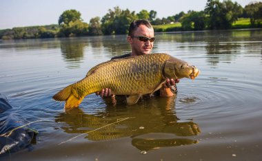 Sazan balıkçılık kupa ile mutlu fener