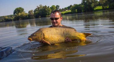 Sazan balıkçılık kupa ile mutlu fener