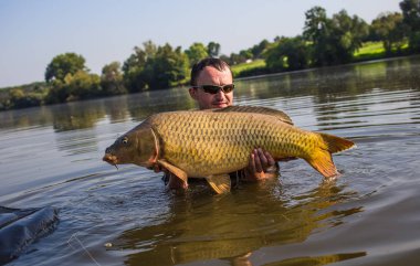 Sazan balıkçılık kupa ile mutlu fener