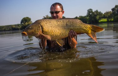 Sazan balıkçılık kupa ile mutlu fener