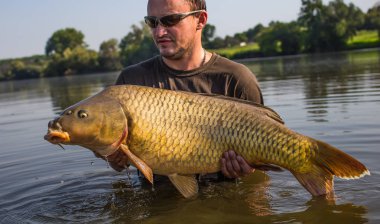 Sazan balıkçılık kupa ile mutlu fener