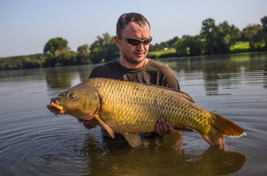 Sazan balıkçılık kupa ile mutlu fener