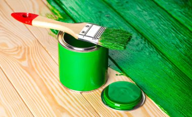 boya kutusu ve fırça