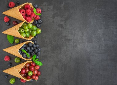 Çilek. Ahududu, böğürtlen, yaban mersini gözleme koni içinde 