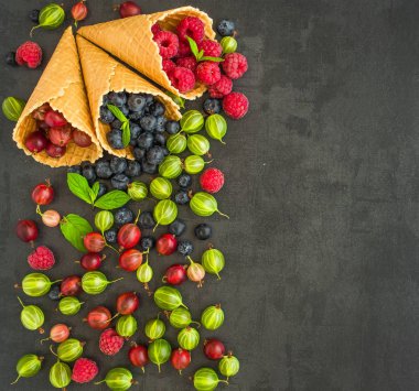 Çilek. Ahududu, böğürtlen, yaban mersini gözleme koni içinde 
