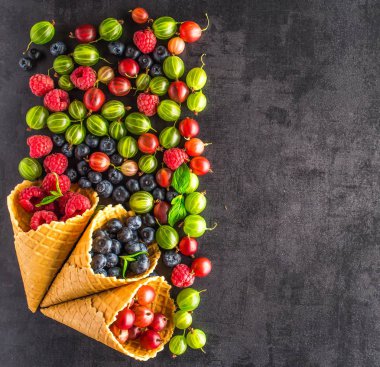 Çilek. Ahududu, böğürtlen, yaban mersini gözleme koni içinde 