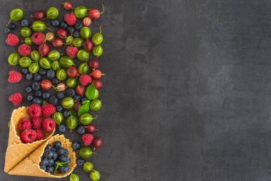 Çilek. Ahududu, böğürtlen, yaban mersini gözleme koni içinde 