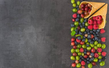 Çilek. Ahududu, böğürtlen, yaban mersini gözleme koni içinde 