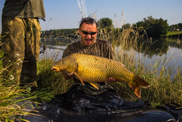Sazan balıkçılık kupa ile mutlu fener