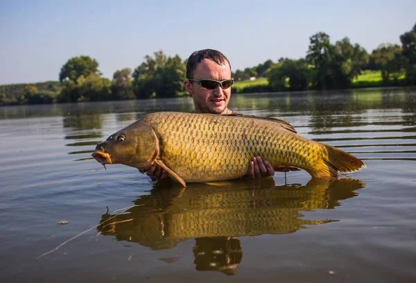 Pêcheur heureux avec trophée de pêche à la carpe — Photo