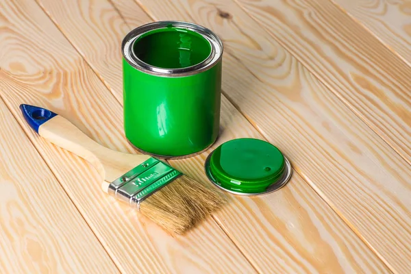 boya kutusu ve fırça