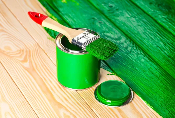 boya kutusu ve fırça