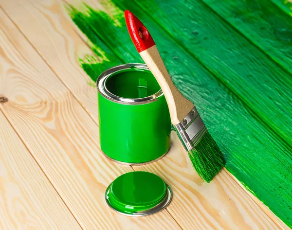 boya kutusu ve fırça