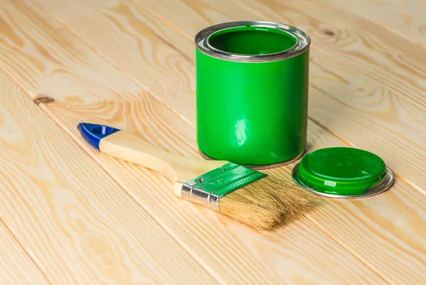 boya kutusu ve fırça