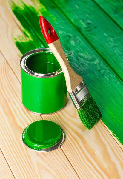 boya kutusu ve fırça