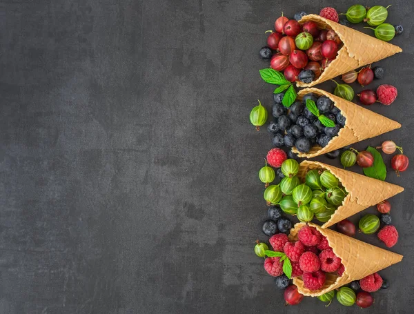 Çilek. Ahududu, böğürtlen, yaban mersini gözleme koni içinde 