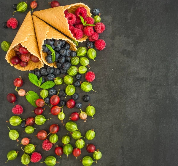 Çilek. Ahududu, böğürtlen, yaban mersini gözleme koni içinde 