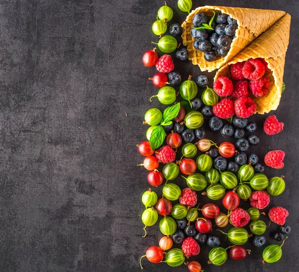 Çilek. Ahududu, böğürtlen, yaban mersini gözleme koni içinde 