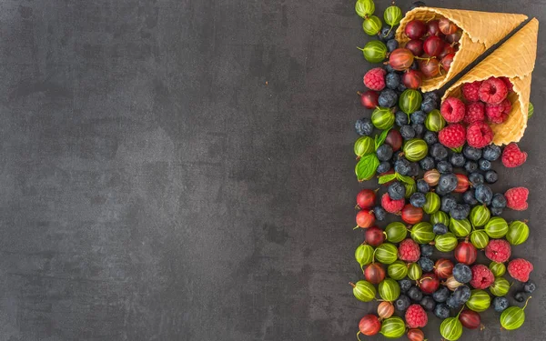 Çilek. Ahududu, böğürtlen, yaban mersini gözleme koni içinde 