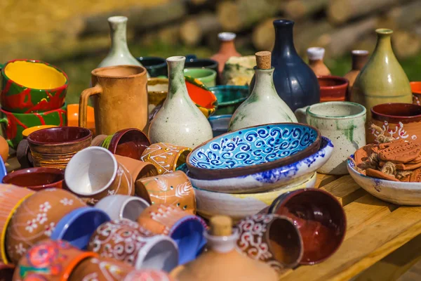 Ukraynalı çanak çömlek. Seramik Müzesi Ukraynalı Köyü Oposhnya,