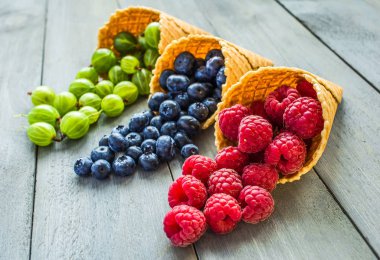 Çilek. Ahududu, böğürtlen, yaban mersini gözleme koni içinde 