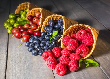 Çilek. Ahududu, böğürtlen, yaban mersini gözleme koni içinde 