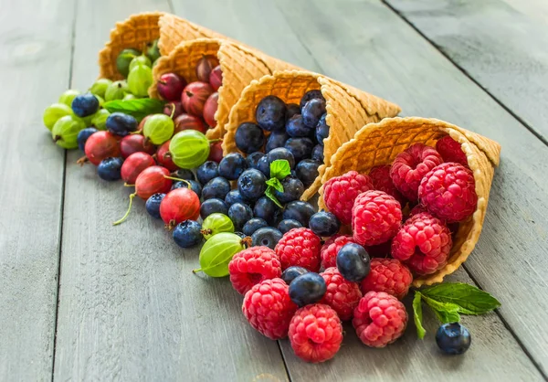 Çilek. Ahududu, böğürtlen, yaban mersini gözleme koni içinde 