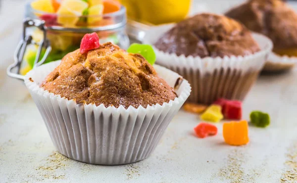 Schokoladenmuffins im Papierkuchenhalter — Stockfoto
