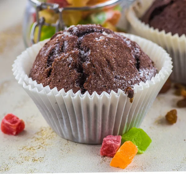 紙カップケーキ ホルダーでチョコレートのマフィン — ストック写真