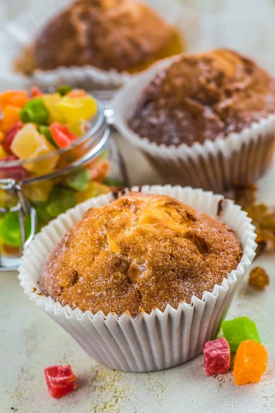 Magdalenas de chocolate en soporte de cupcake de papel —  Fotos de Stock