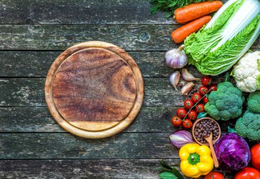 Sebze ahşap üzerine. Biyo sağlıklı gıda, otlar ve baharatlar.