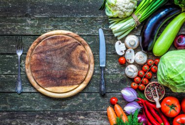 Sebze ahşap üzerine. Biyo sağlıklı gıda, otlar ve baharatlar.