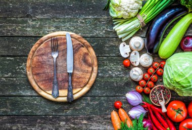 Sebze ahşap üzerine. Biyo sağlıklı gıda, otlar ve baharatlar.