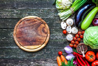 Sebze ahşap üzerine. Biyo sağlıklı gıda, otlar ve baharatlar.