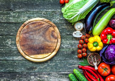 Sebze ahşap üzerine. Biyo sağlıklı gıda, otlar ve baharatlar.