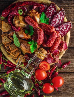 Lezzetli salamlı yemek tepsisi, dilimlenmiş jambon, sosis., 