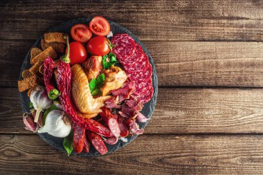 Lezzetli salamlı yemek tepsisi, dilimlenmiş jambon, sosis., 