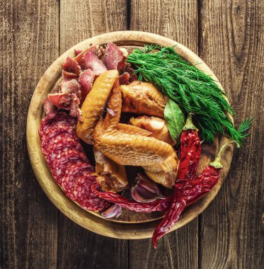 Lezzetli salamlı yemek tepsisi, dilimlenmiş jambon, sosis., 