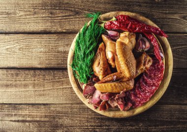 Lezzetli salamlı yemek tepsisi, dilimlenmiş jambon, sosis., 